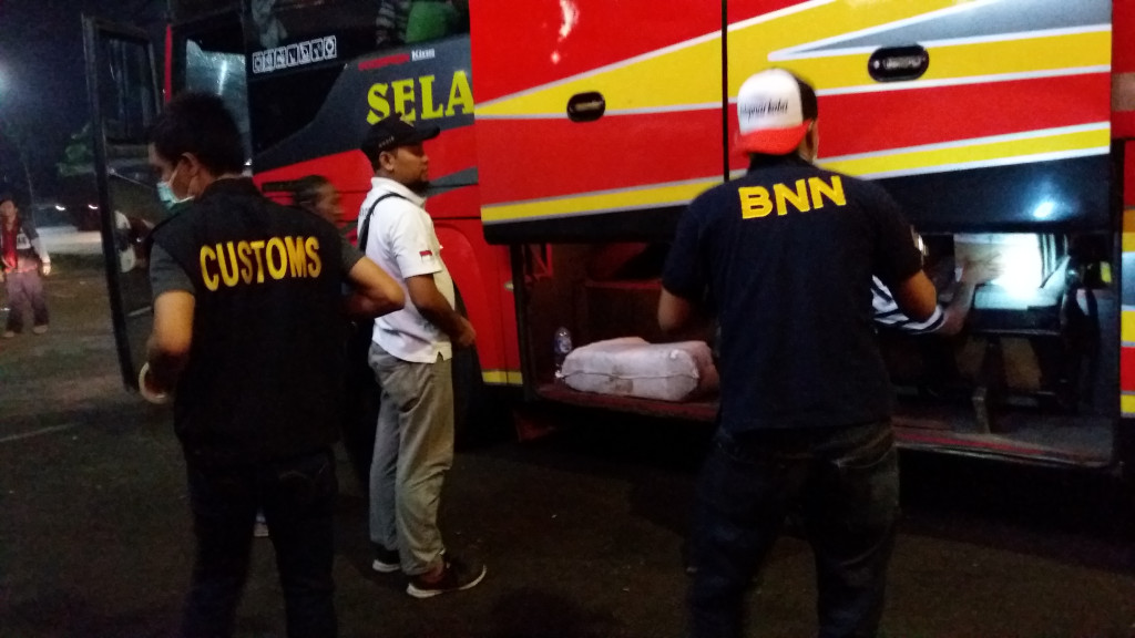 Petugas BNN dan Bea Cukai memberhentikan dan memeriksa kendaraan Bus di jalan Pantura Tegal, Jawa Tengah. (Metrotvnews.com/Kuntoro Tayubi)