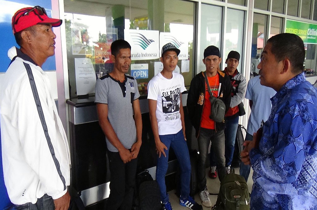 Kepala Keimigrasian Sulut Dodi Karnida memberi pengarahan kepada enam warga Filipina sebelum dideportasi melalui Bandara Internasional Sam Ratulangi -- MTVN/Mulyadi Pontororing