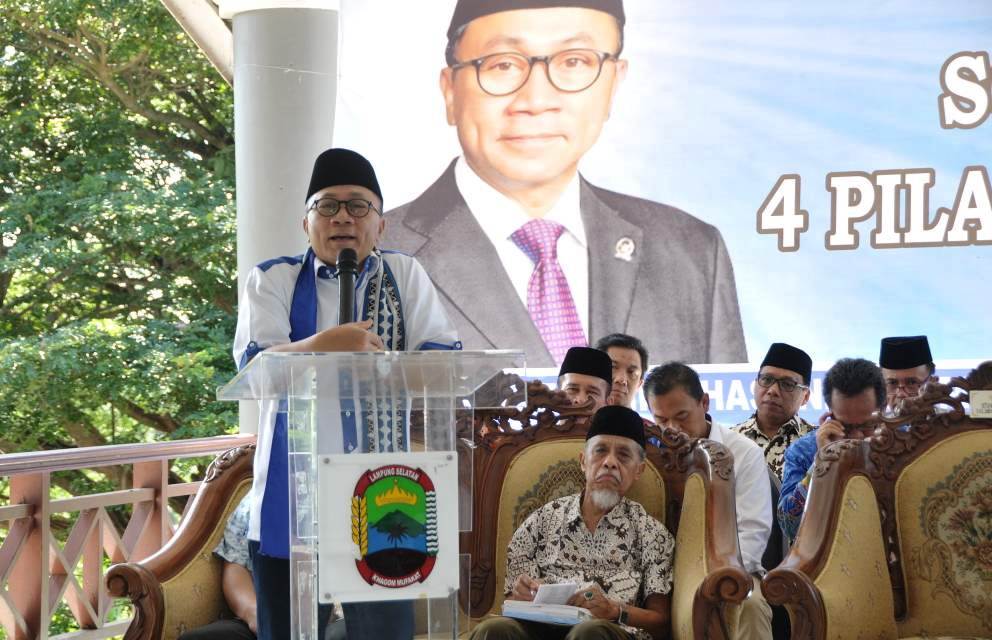 Ketua MPR RI Zulkifli Hasan berbicara di depan Forum Masyarakat Sadar Hukum, di Kecamatan Natar, Lampung Selatan, Jumat, 16 Juni 2017 (Foto:Dok.MPR RI)