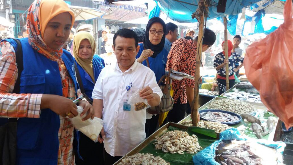 Petugas BPOM Medan mengambil sampel makanan di Pasar Tavip Binjai. (Metrotvnews.com/dok Ist)