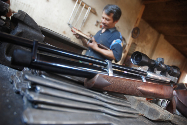 Perajin Desa Cikeruh Turun-temurun Rakit Senapan