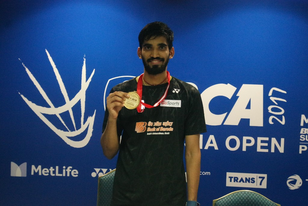Srikanth Kidambi memamerkan medali emas yang ia dapatkan (Foto: krisna/mtvn)