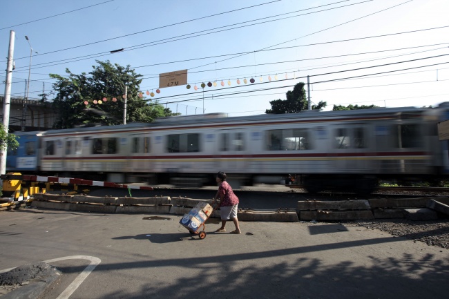 14 Pelintasan KA Biang Macet Ditutup