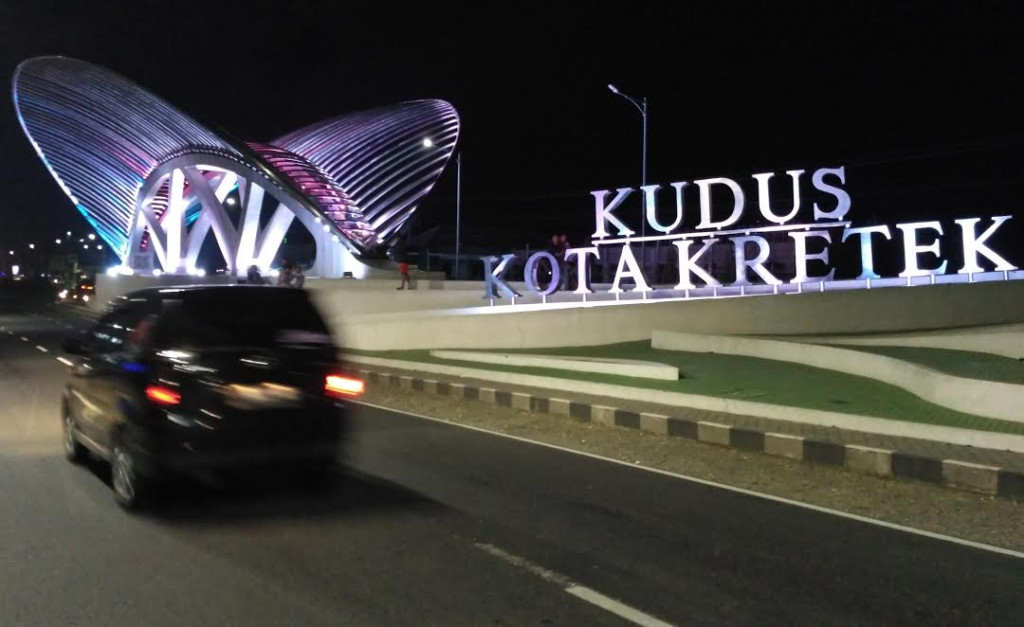 Warga berfoto di depan Gerbang Kudus Kota Kretek