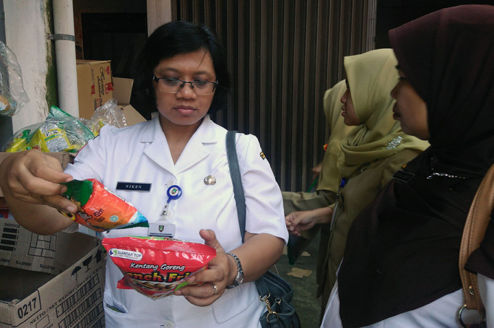 Tim Gabungan Temukan Makanan Kedaluwarsa di Solo