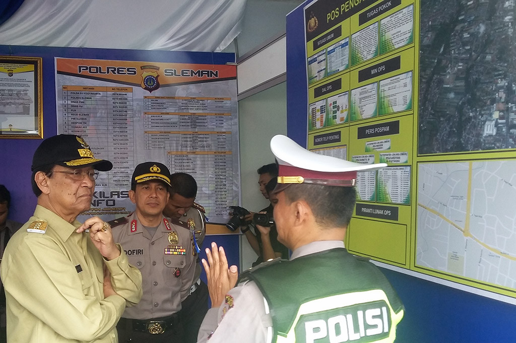 Gubernur DIY Sri Sultan Hamengku Buwono X bersama Kapolda DIY Brigadir Jenderal Ahmad Dofiri saat memantau pos Lebaran di Jalan Magelang, Sleman, Yogyakarta -- MTVN/Ahmad Mustaqim