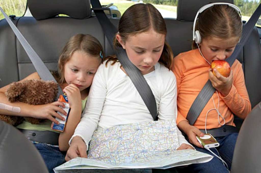 Что взять ребенку в дорогу на машине. Путешествие с детьми. Еда в дорогу на машине с ребенком. Дети на дороге. Детям в дорогу развлечения.