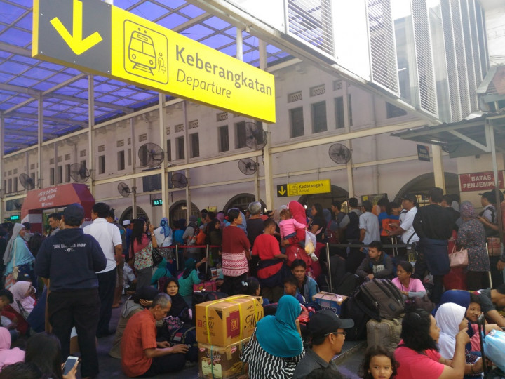 Antrean Mulai Mengular di Stasiun Senen