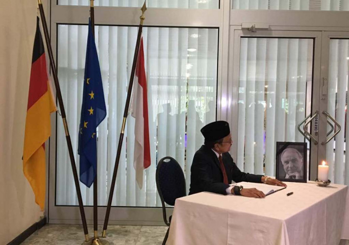 Former President Habibie Signs Condolence Book for Helmut Kohl