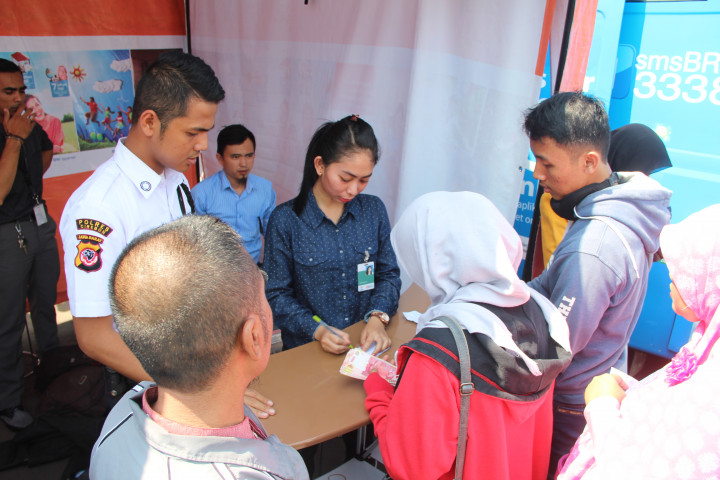 Antre Sejak Subuh Demi Uang Baru