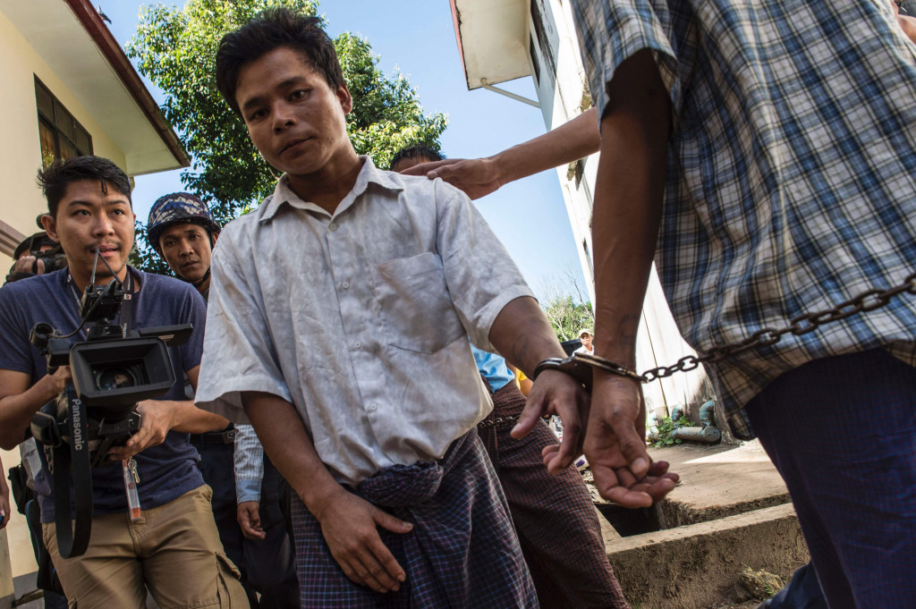 Tun Naing is chained with other detainees on arrival at a Yangon court compound on November 18, 2016. (Photo:AFP/Romeo Gacad)
