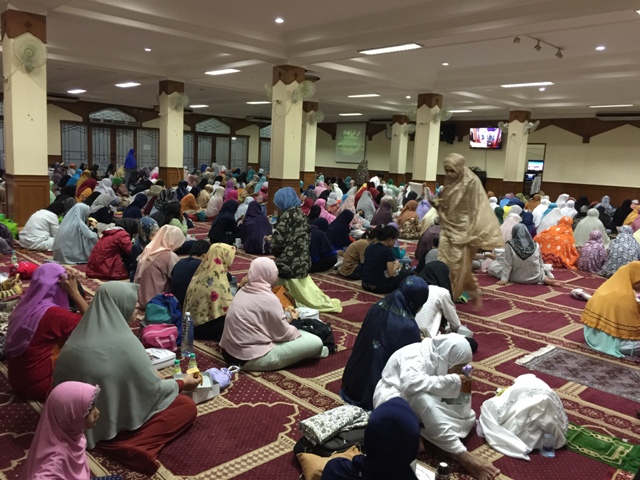 Itikaf di Masjid Sunda Kelapa, Habiskan Malam Mengingat Tuhan
