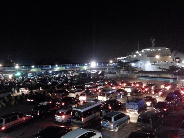 11.459 Kendaraan Menyeberang dari Merak di H-5 Lebaran