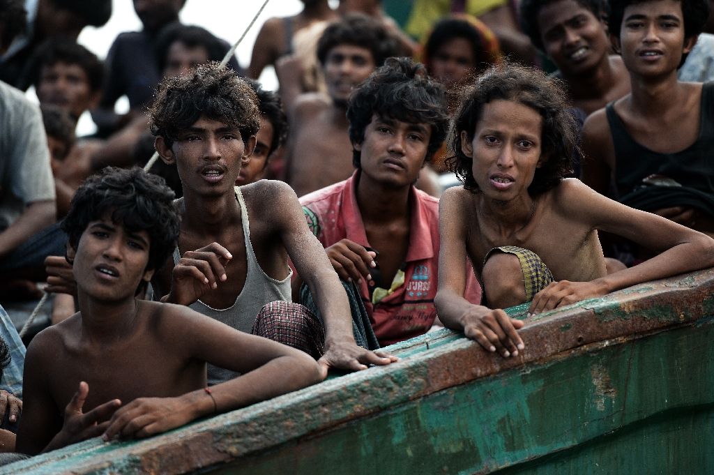 Rohingya have tried all sorts of ways to get out of their desperate situation, these people are sitting on a boat drifting in Thai waters off the southern island of Koh Lipe (Photo:AFP/Christophe Archambault)