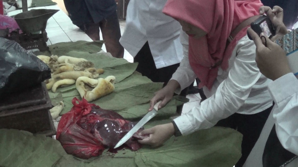 Razia daging di pasar tradisional Kabupaten Kendal, Jateng, Rabu (21/6/2017). (Metrotvnews.com/Iswahyudi)
