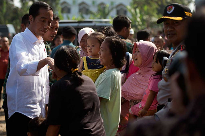 Jokowi Membagikan Sembako di Jakarta