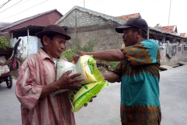 28 Ton Beras Disalurkan ke Rakyat miskin