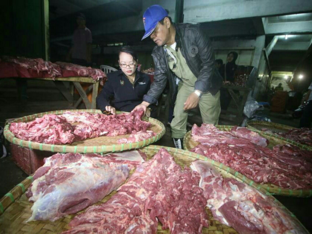 Tim gabungan temukan daging gelonggongan di pasar tradisional, Kamis, 22 Juni 2017. (Metrotvnews.com/Pythag Kurniati)