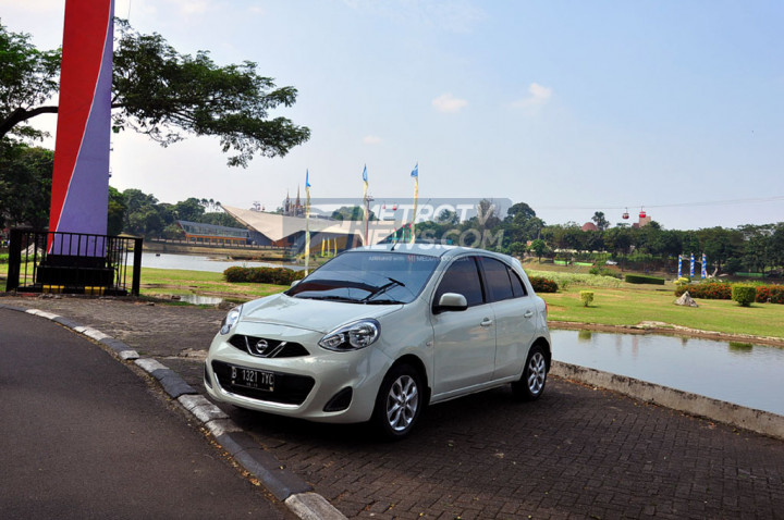 Membelah Jalanan Jakarta dengan New Nissan March