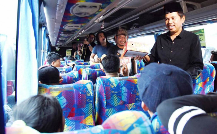 Dedi Mulyadi dan Charly van Houten Mengamen di Bus sambil Bagikan Takjil