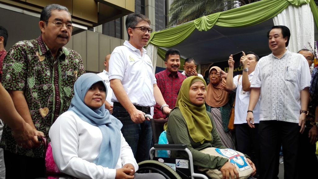 Dirut BSM Toni E.B Subari (baju putih) bersama pemudik penyandang disabilitas. (FOTO: MTVN/Dian Ihsan Siregar)