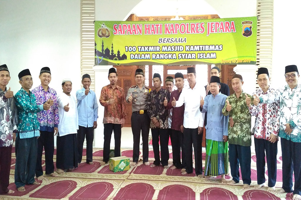 Kapolres Jepara AKBP Yudianto Adhi Nugroho bersama perwakilan takmir masjid se-Kabupaten Jepara -- MTVN/Rhobi Shani
