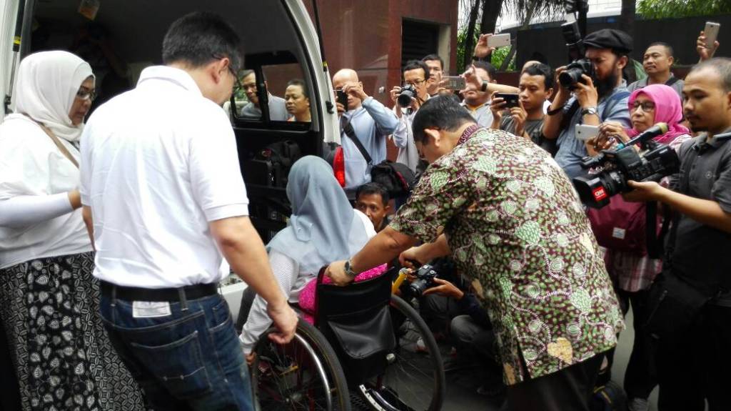 Bank Syariah Mandiri bersama pemudik penyandang disabilitas. (FOTO: MTVN/Dian Ihsan Siregar)