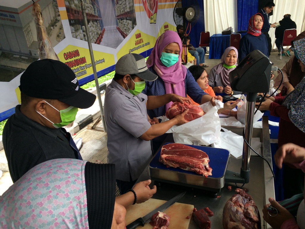 Masyarakat membeli daging murah. (FOTO: dokumentasi Sari Nusantara)