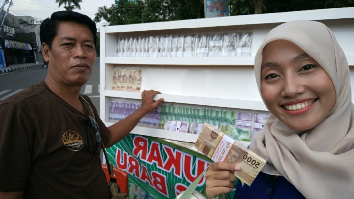 Jasa Penukaran Uang Baru di Madiun Raup Untung Puluhan Juta