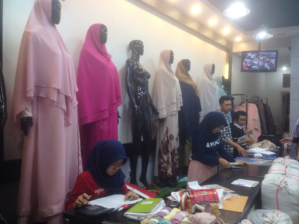 Penjual baju muslim di Tanah Abang. (FOTO: MTVN/Desi Angriani)