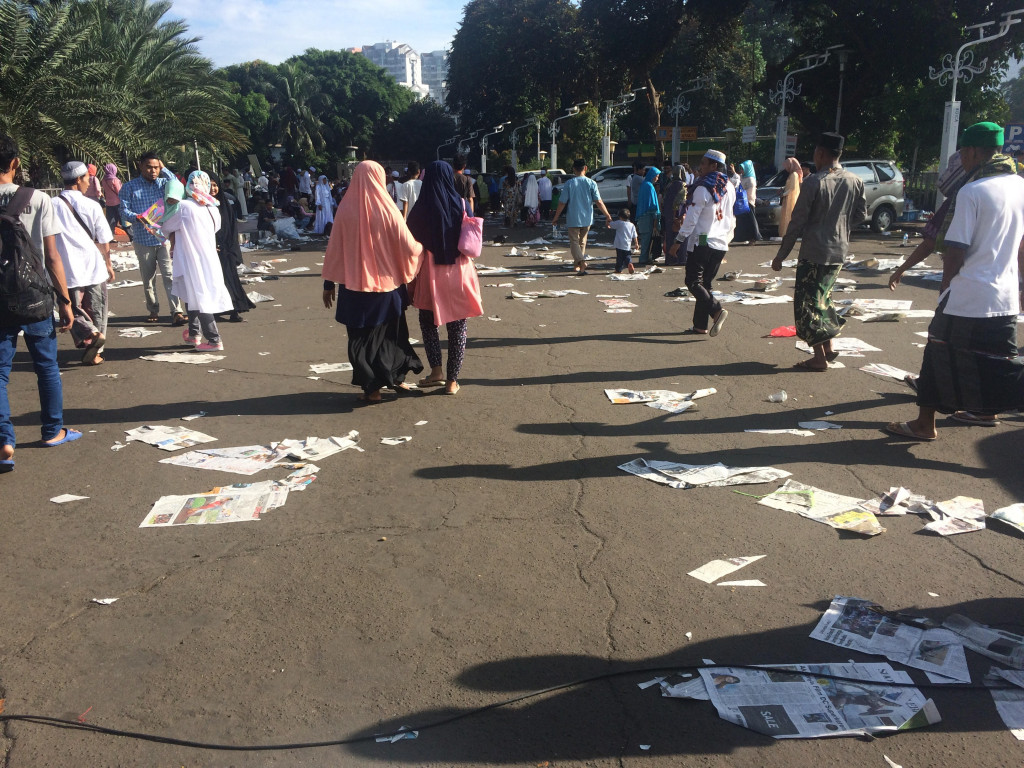 Warga meninggalkan sampah usai salat - MTVN/Juven Martua Sitompul. 