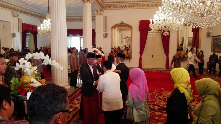 Open House di Istana, Jokowi-JK Kompak Pakai Sarung