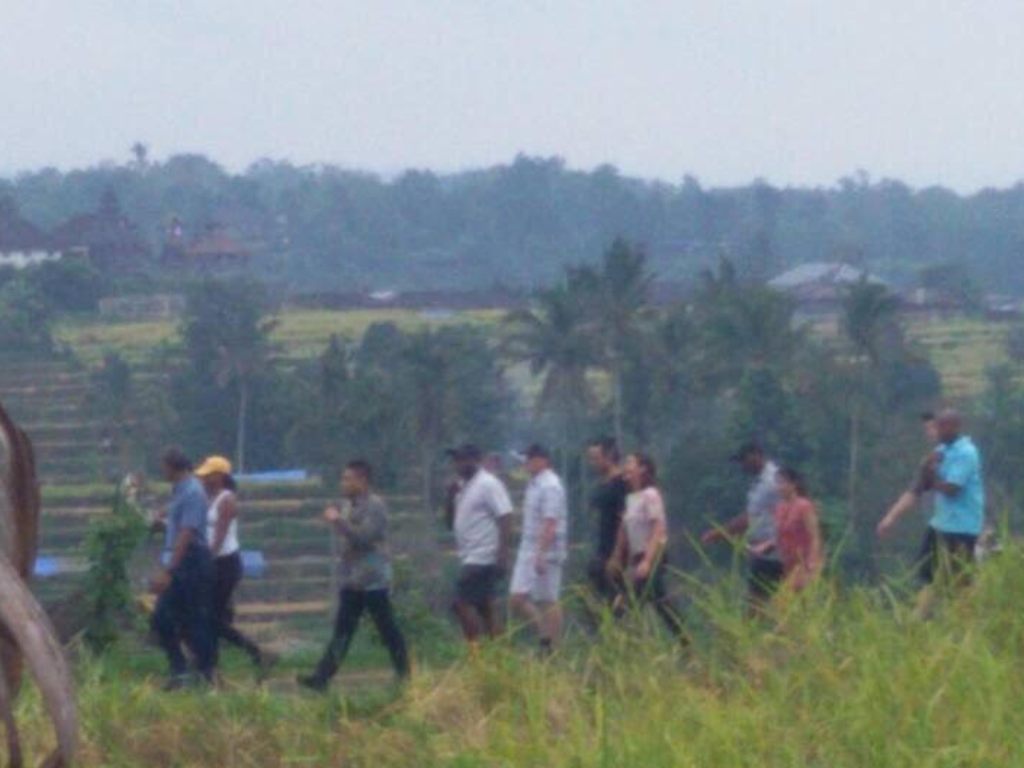 Mantan Presiden AS, Barrack Obama beserta istri dan kedua anaknya (kiri) saat menikmati wisata agrikultur Jatiluwih, Tabanan. (Foto: MTVN/Raiza Andini).