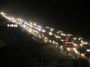 Urai Kemacetan, Polisi Lakukan Pengalihan Arus Lalu Lintas di Jalur Palikanci