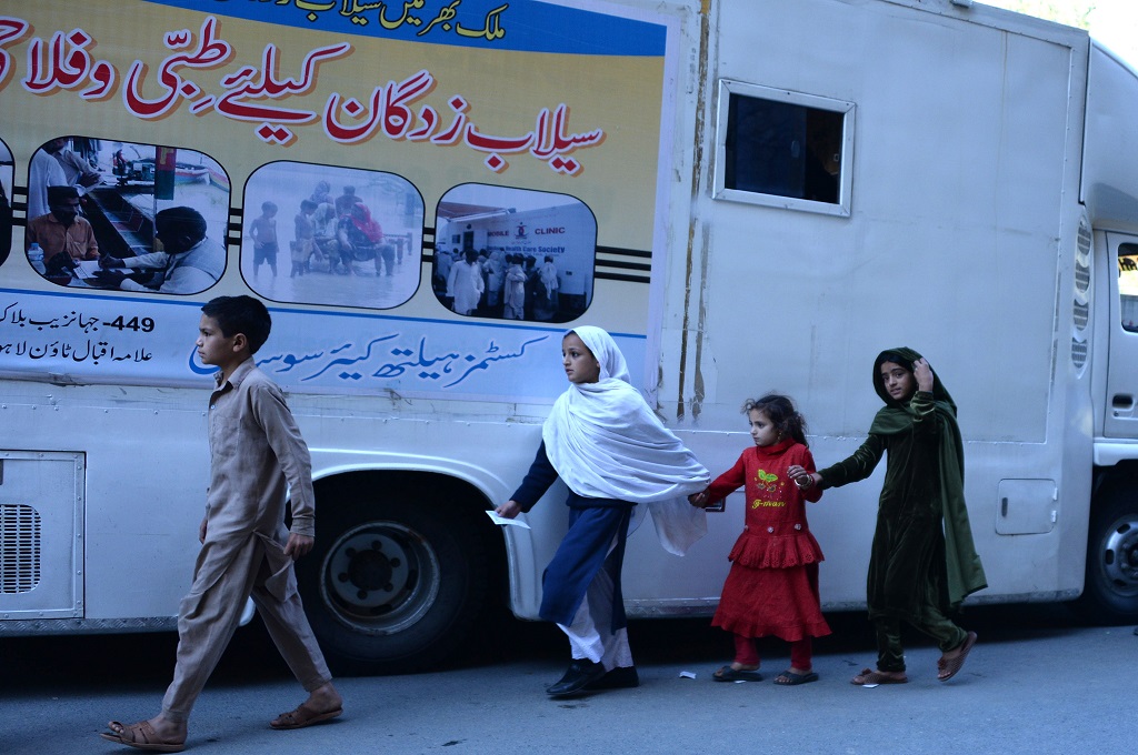Anak-anak mendatangi sebuah bus medis di distrik Shangla, provinsi Khyber Pakhtunkhwa, Pakistan, 30 Oktober 2015. (Foto: AFP / SAJJAD QAYYUM)