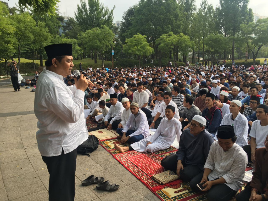 Dubes RI untuk Korsel, Umar Hadi merayakan Idulfitri bersama WNI di Korsel. (Foto: Dok. KBRI Seoul)