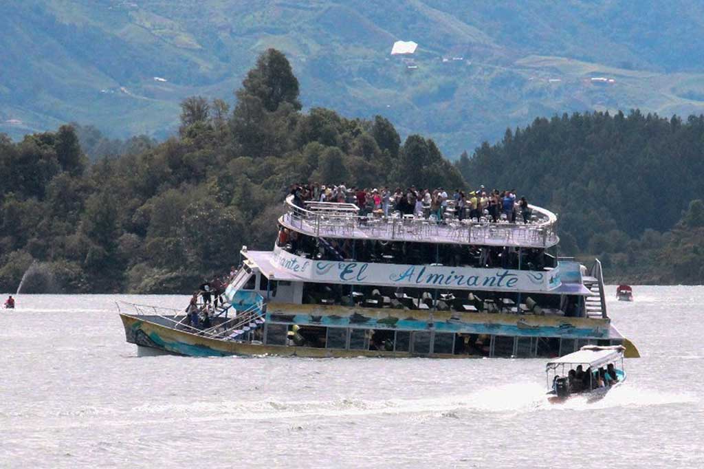 Kapal Wisata Tenggelam, 9 Tewas Puluhan Hilang