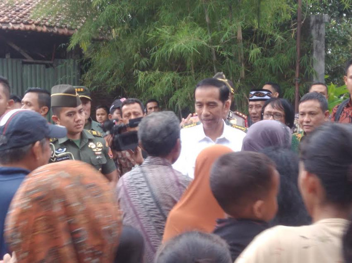 Presiden Bagikan Ribuan Paket Sembako di Solo