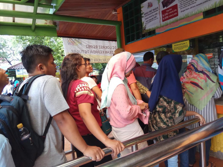 Pengunjung Masih belum Biasa Memakai Tiket Elektronik di Kebun Binatang Ragunan