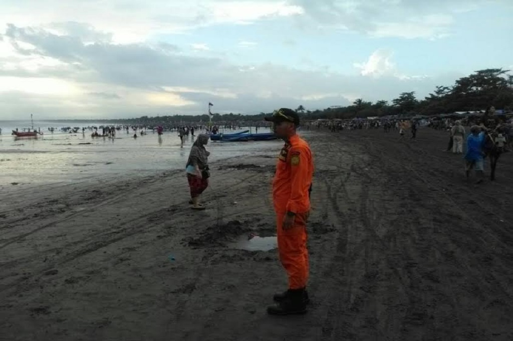 Petugas Basarnas mengawasi pengunjung pantai selatan Jawa Barat, dok: istimewa