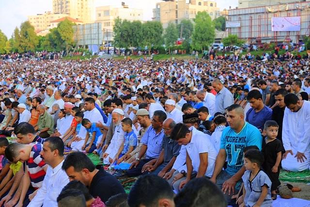 Salat Id warga Palestina di Lapangan El-Saraya, Gaza. (Foto: Dok. KBRI Amman)