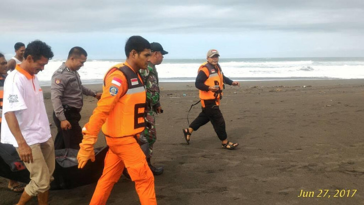 Berlibur di Pantai Pelabuhanratu 5 Pelajar Terseret Ombak