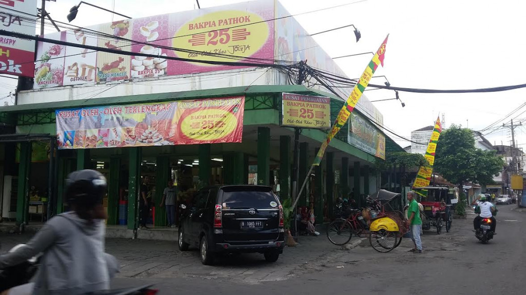 Toko Bakpia Pathok 25 di kawasan Malioboro. (MTVN-Ahmad Mustaqim)
