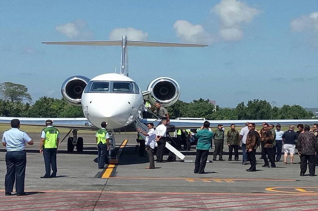 Barack Obama memasuki pesawat saat akan meninggalkan Bali dan melanjutkan perjalanan liburannya ke Yogyakarta, dok: istimewa