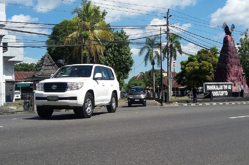 Obama tiba di Yogyakarta menaiki mobil Land Cruiser hitam dengan nomor polisi CD 12 69 (di belakang mobil putih) keluar dari Lanud Adisutjipto, MTVN - Ahmad Mustaqim