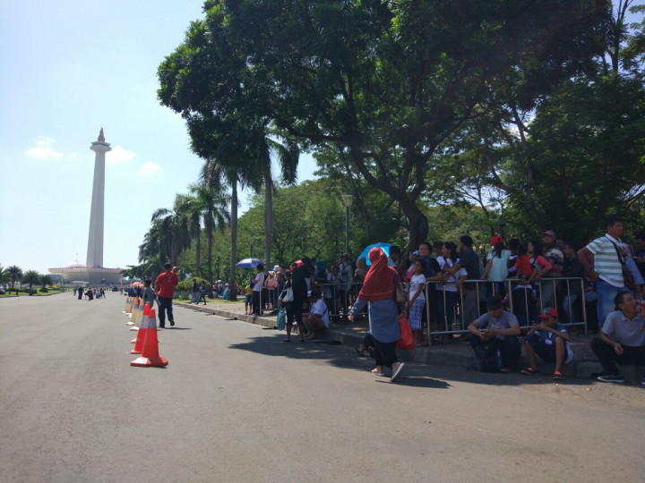 Monas Digandrungi Pengunjung Luar Pulau Jawa