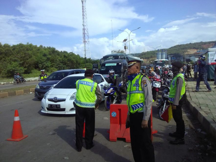 Antrean Kendaraan di Jalur Wisata Anyer Capai 18 Km