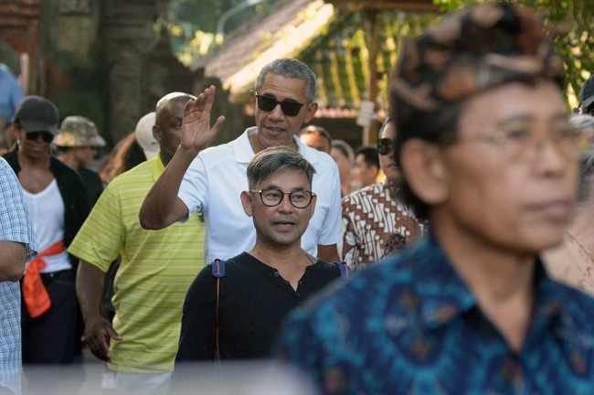 Presiden ke-44 Amerika Serikat Barack Obama menyapa warga saat berkunjung ke Pura Tirta Empul. Foto: ANTARA/Wira Suryantala. 