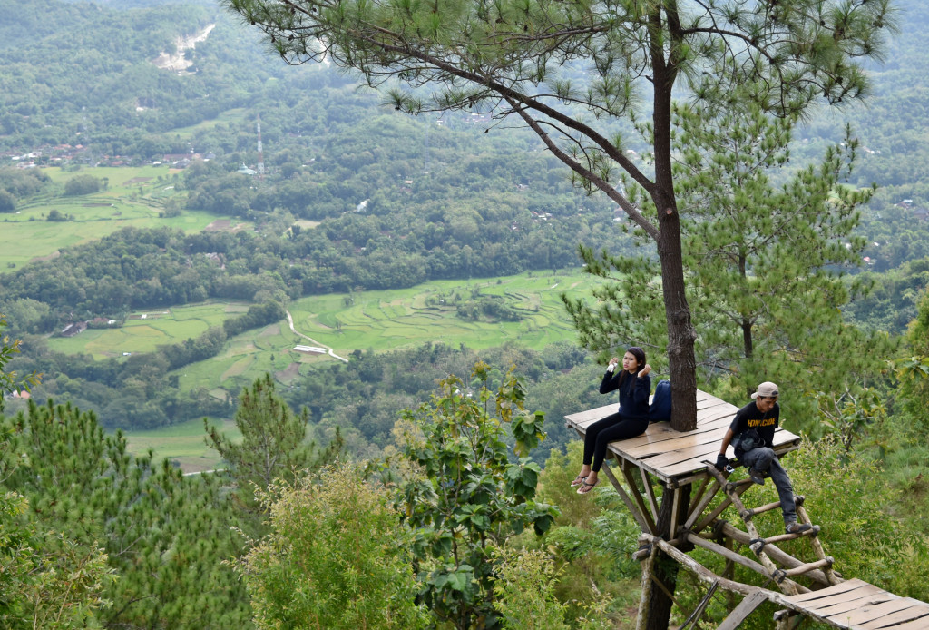 Sejumlah wisatawan menikmati panorama Yogyakarta dari ketinggian di Puncak Becici, Bantul, Yogyakarta, Rabu (10/5/2017). Foto: Antara/Aditya Pradana Putra