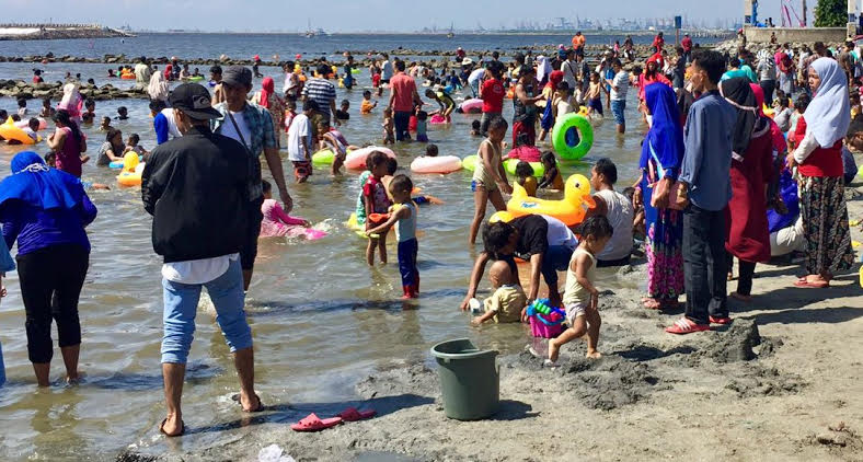 Pengunjung di kawasan Ancol/MTVN/Dian Ihsan